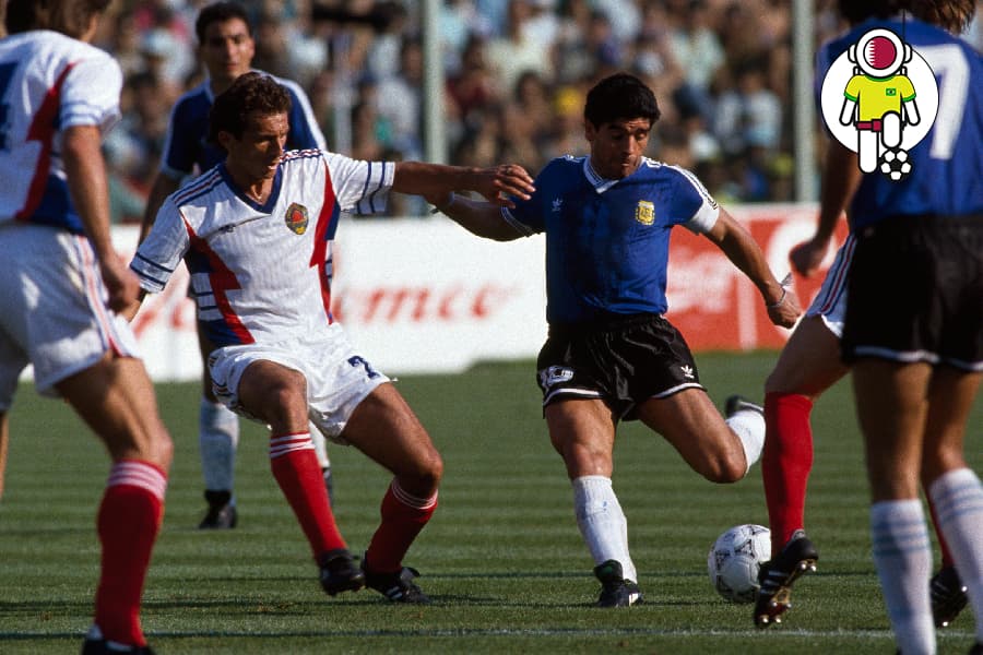 Maradona em ação diante da Iugoslávia. Craque argentino perdeu pênalti na partida -