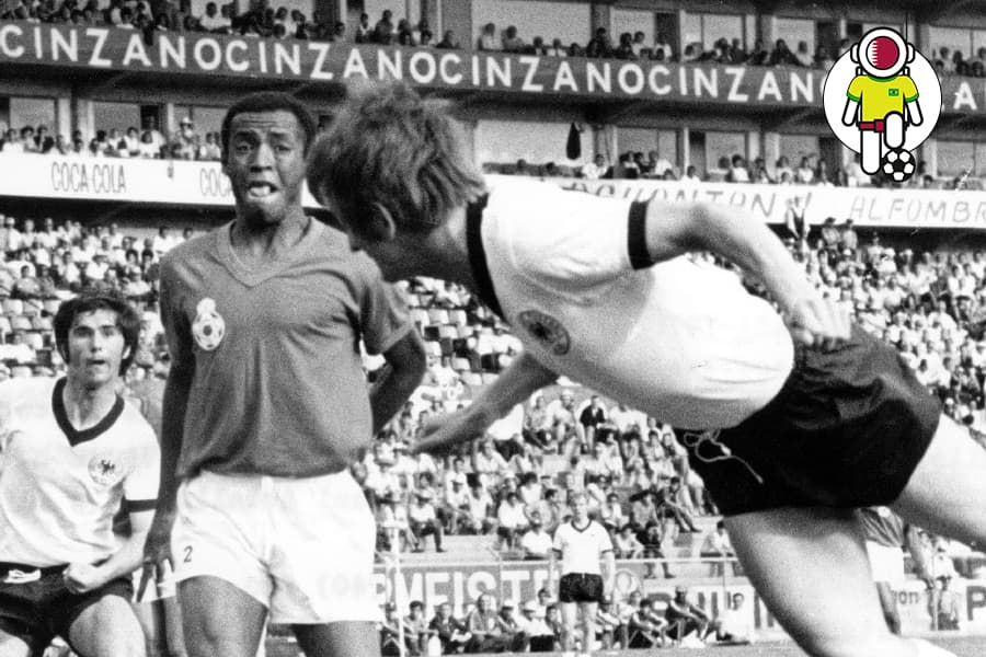 O meia alemão Hannes Loehr diante do marroquino Abdallah Lamrani na Copa de 1970