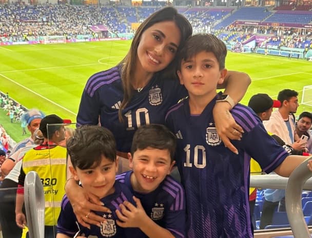 Antonela com Mateo, Ciro e Thiago: orgulho em família