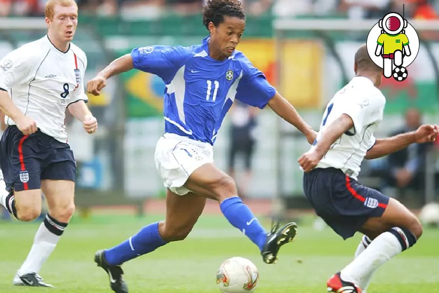 Ronaldinho "entortando" Ashley Cole antes do gol de Rivaldo