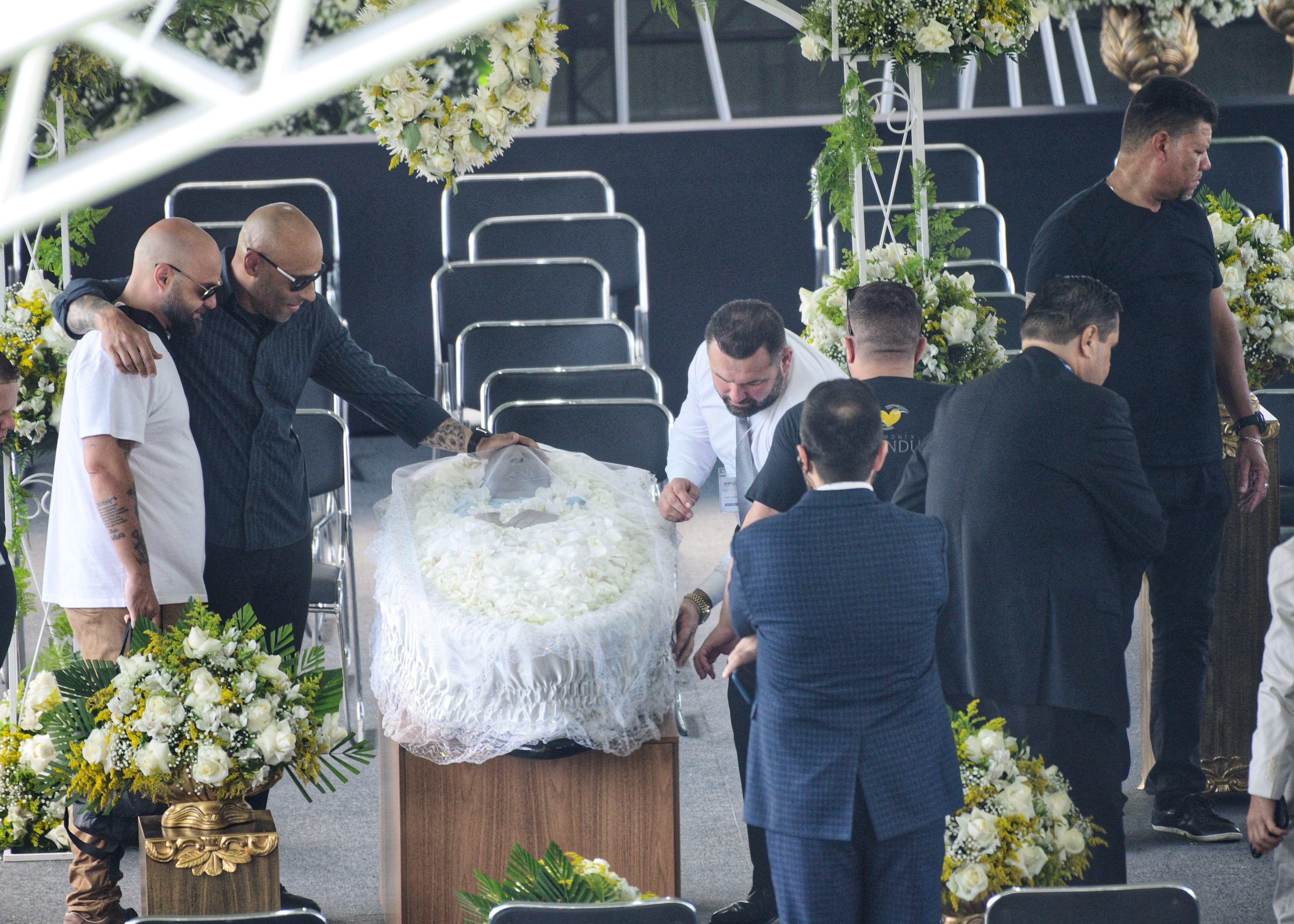 Edinho, filho de Pelé, durante o velório do Rei do Futebol na Vila Belmiro -