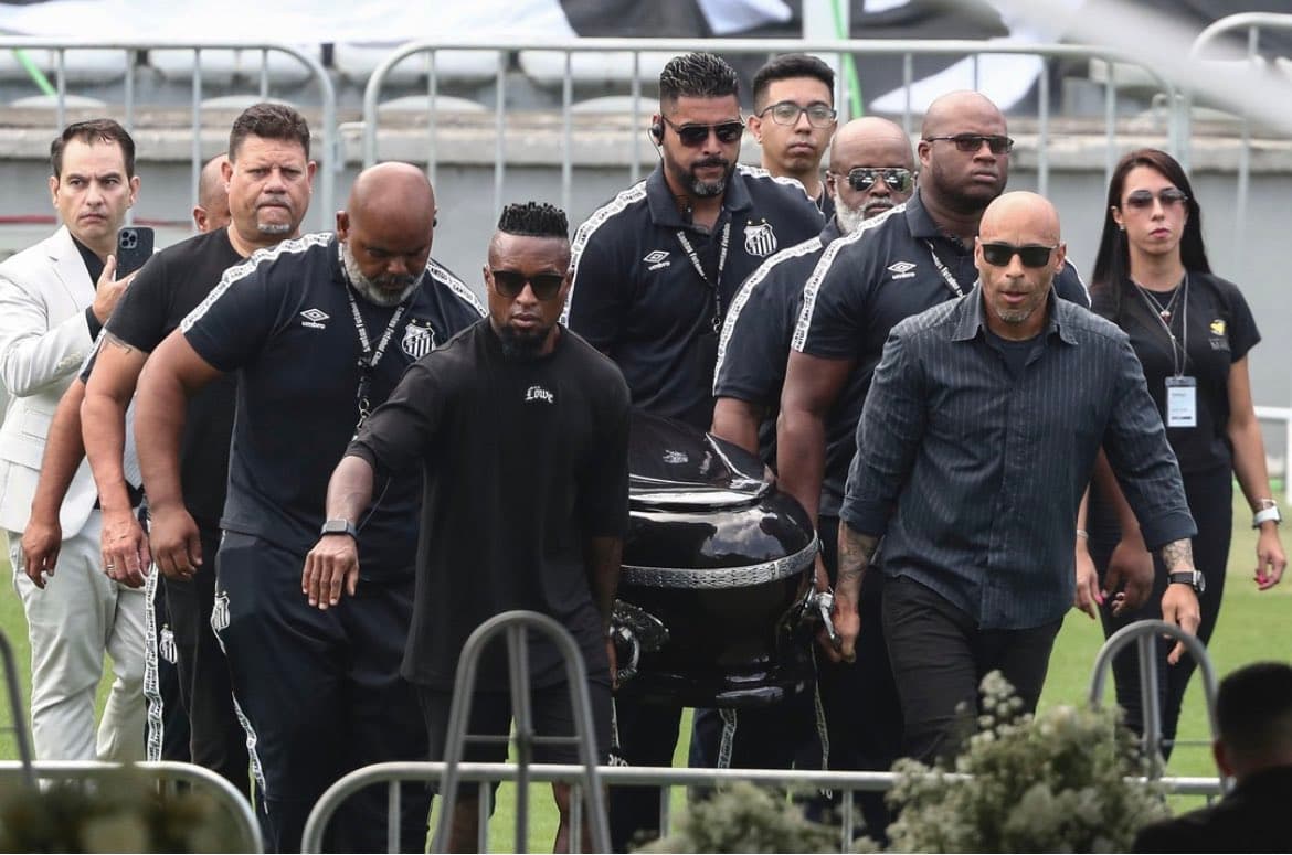 Zé Roberto foi um dos ex-jogadores que compareceram ao velório de Pelé e ajudou a carregar o caixão -