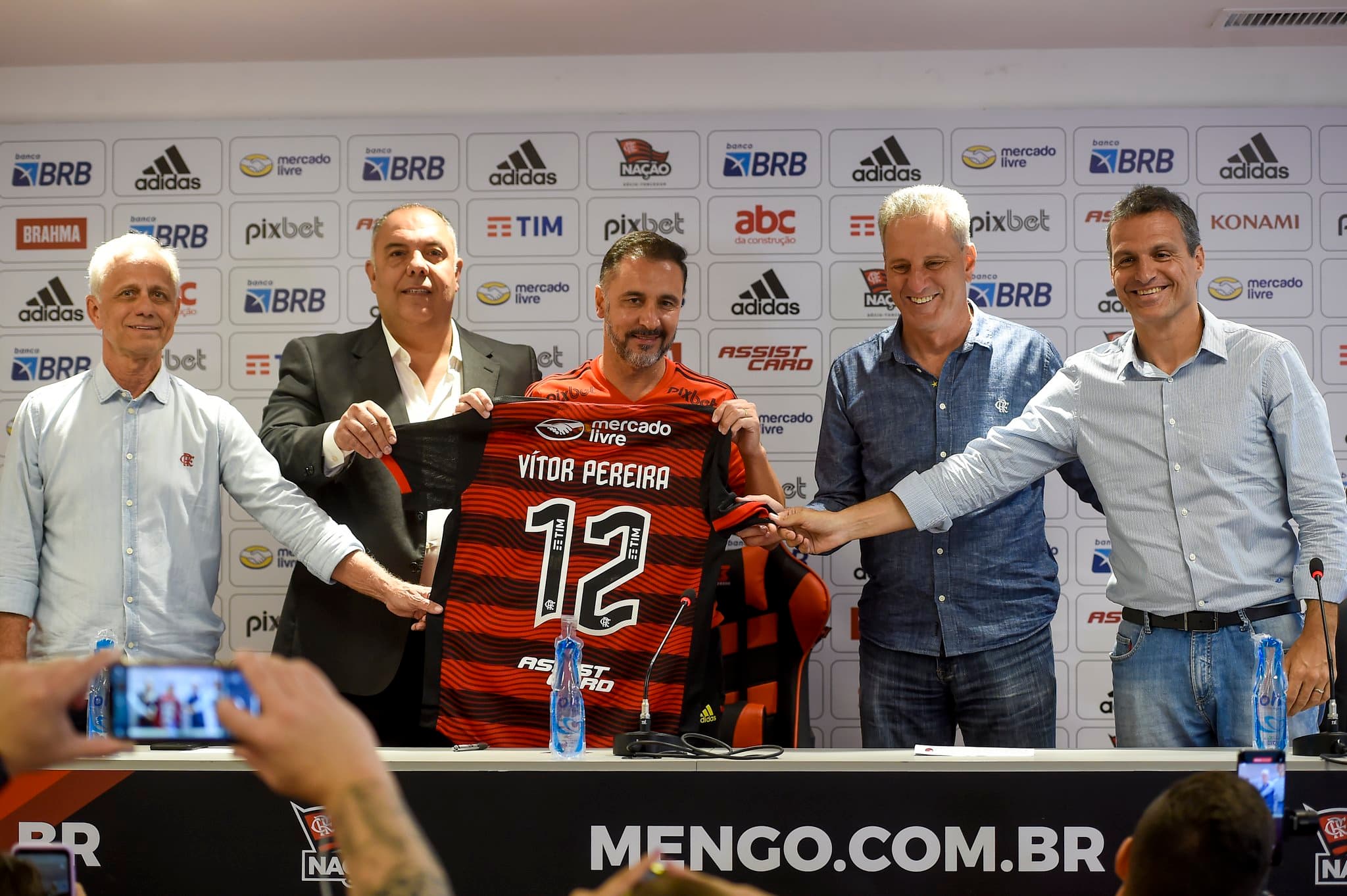 Presidente e diretoria do Flamengo no anuncio de Vitor Pereira para 2023 -