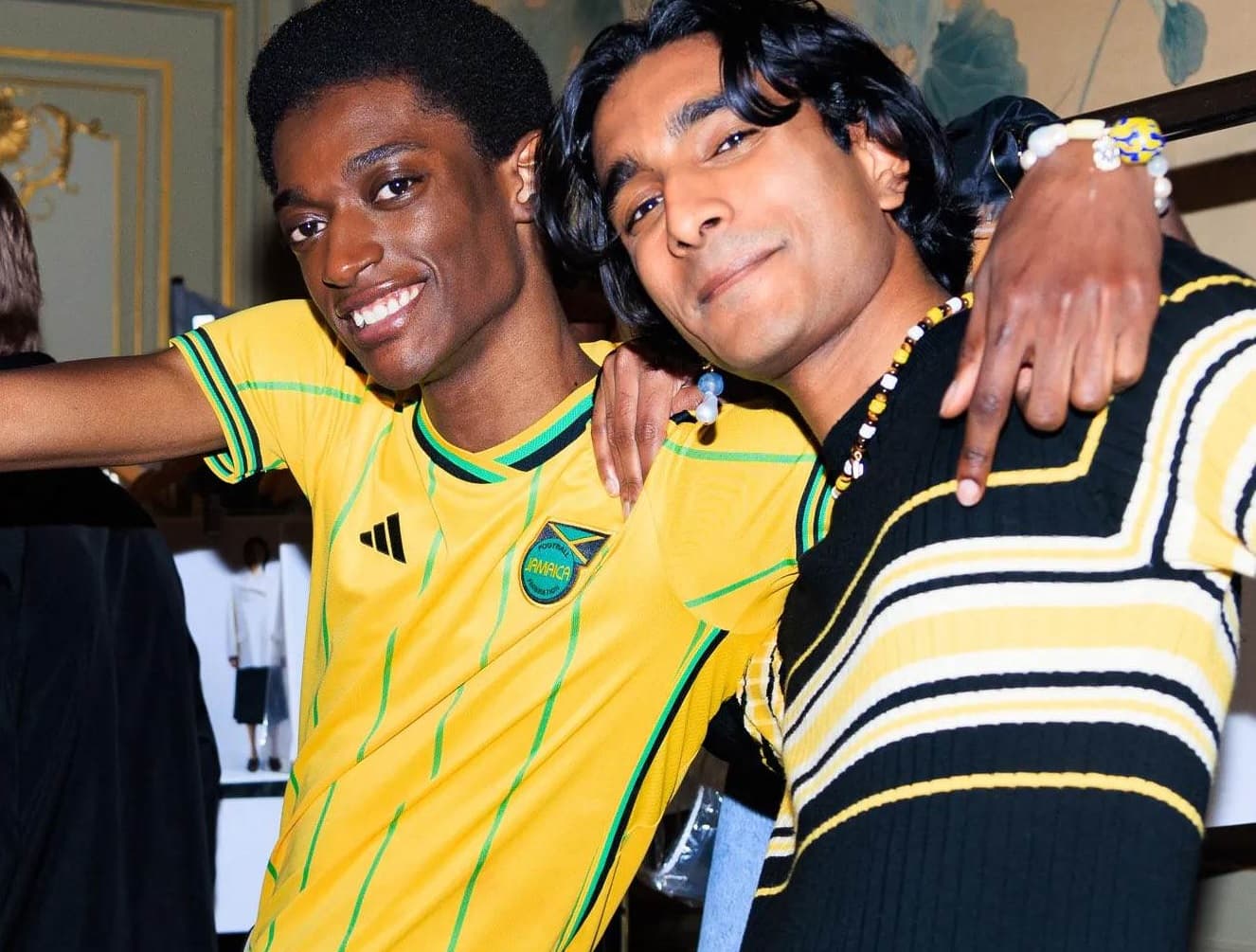 Modelo posa com a nova camisa da Jamaica durante desfile em Paris