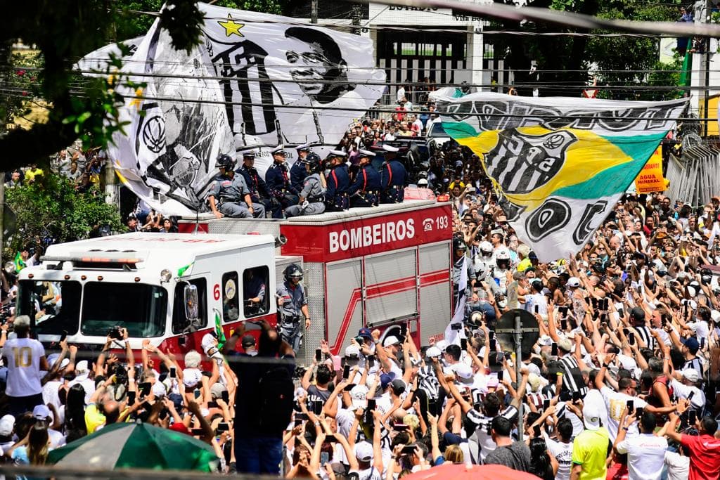 O cortejo fúnebre de Pelé passou por Vila Belmiro, orla de Santos e chegou à casa da mãe do Rei