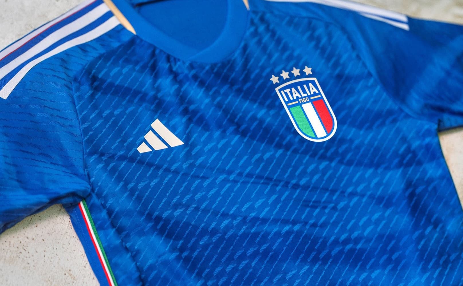 A camisa titular da seleção italiana produzida pela Adidas