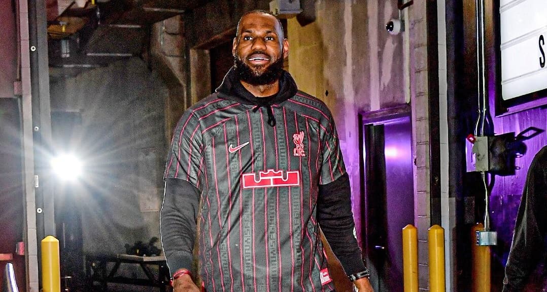 Lebron James com a camisa do Liverpool antes de jogo dos Lakers
