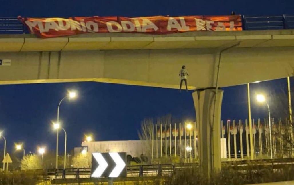 Ponte em Madri com mensagem contra o Real e um boneco de Vinicius Junior