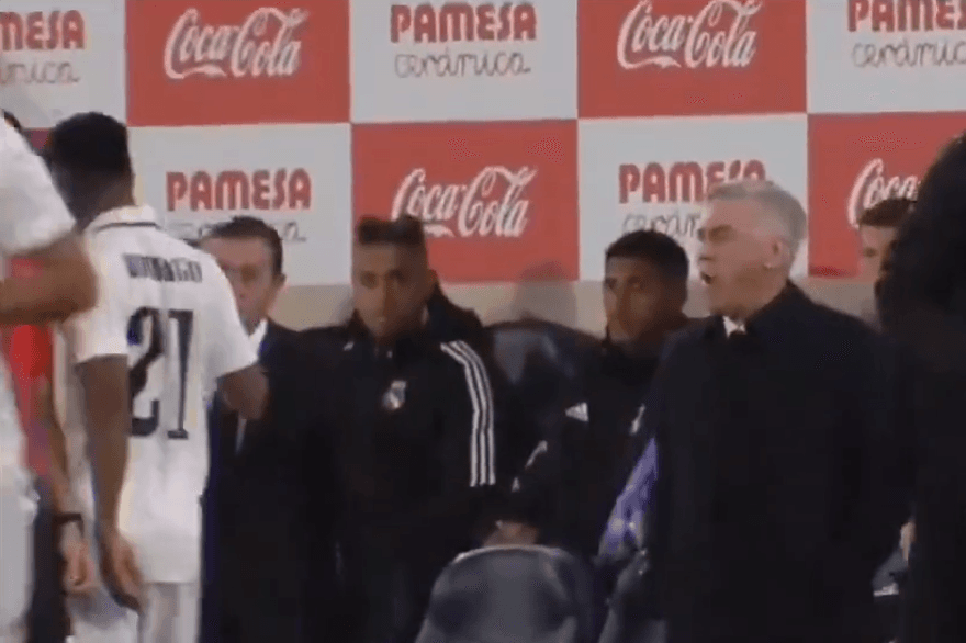 Carlo Ancelotti é ignorado por Rodrygo após substituir o brasileiro em Real Madrid x Villarreal -