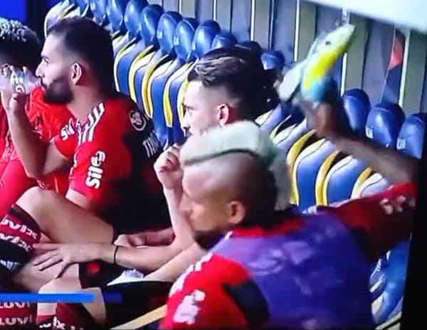 Arturo Vidal se irritou no banco do Flamengo -