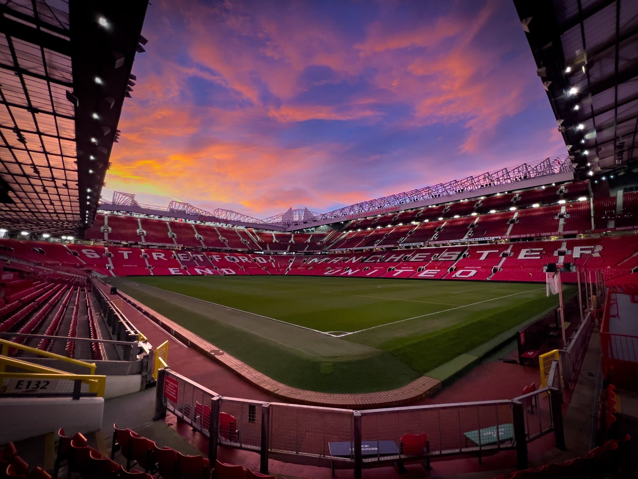 Com reforço milionário, Manchester United divulga lista de saídas