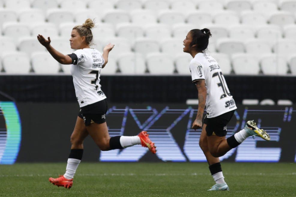 Tamires e Jaqueline comemoram o segundo gol do Corinthians na semi da Supercopa