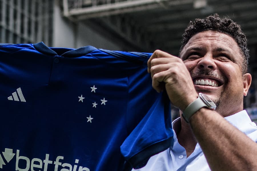 Ronaldo posa com a camisa do Cruzeiro no Independência