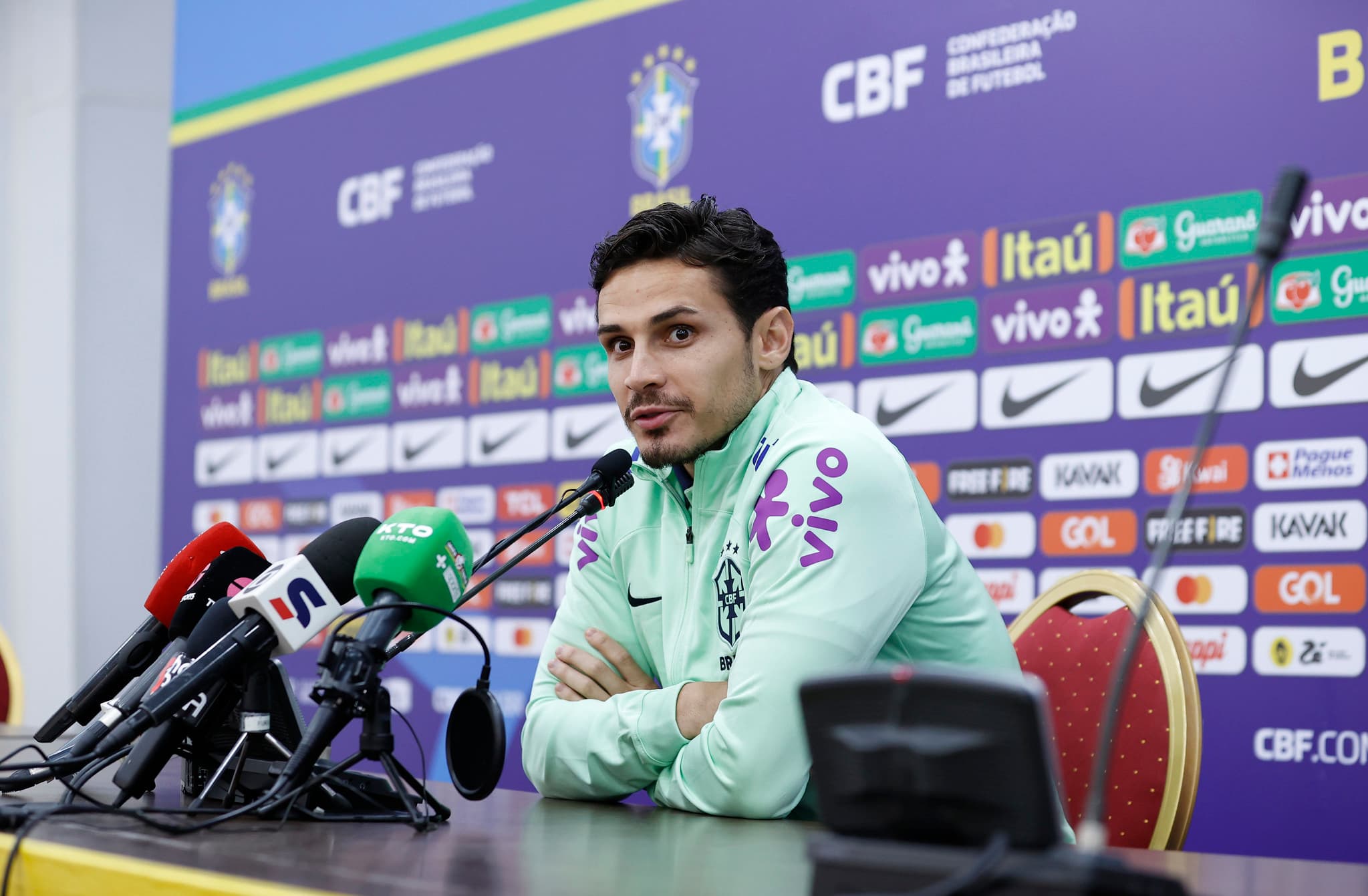 Raphael Veiga durante coletiva da seleção brasileira