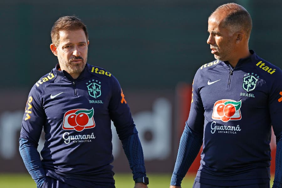 Ramon Menezes (è esq.) estreia no sábado pela seleção principal