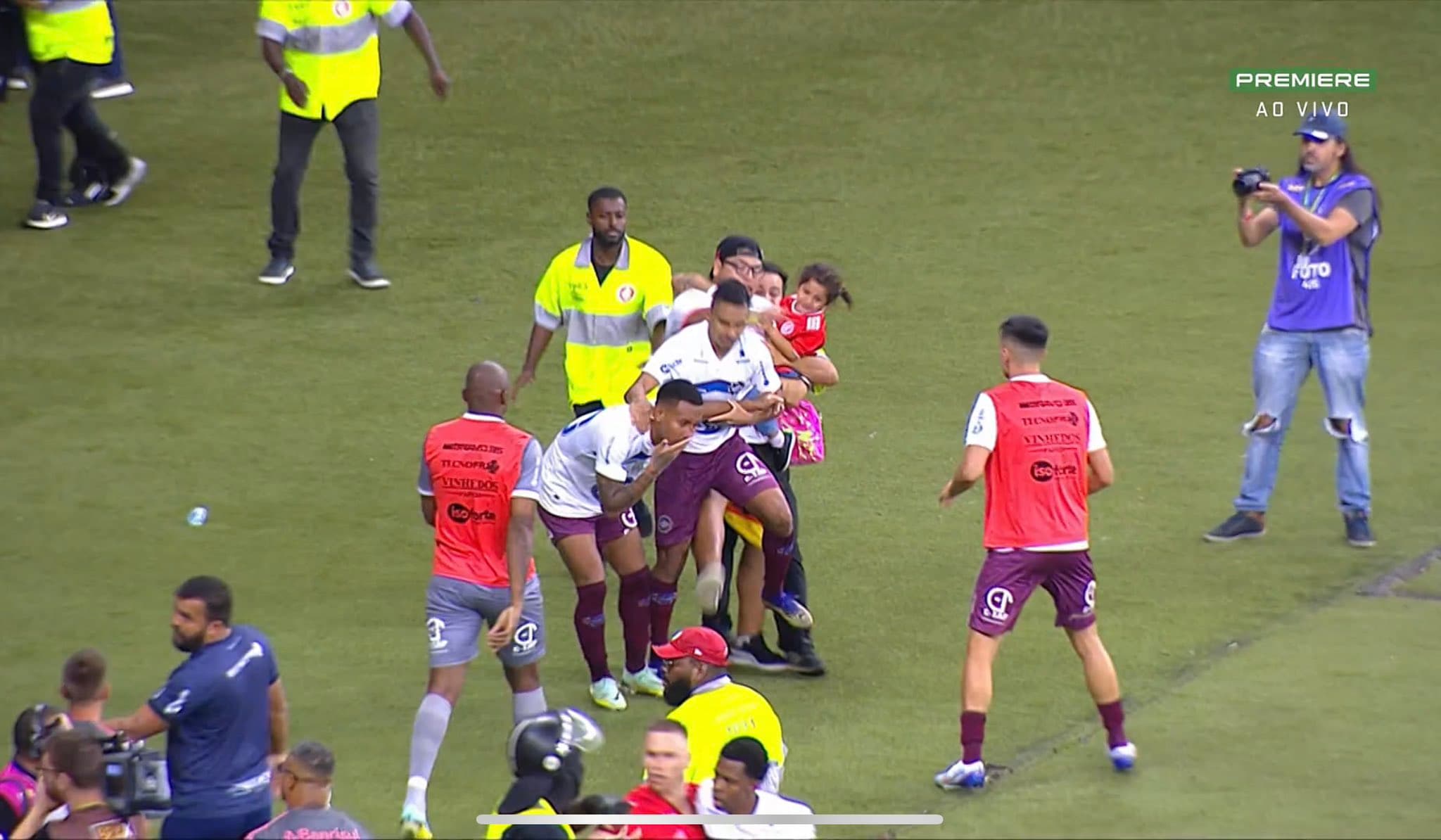Torcedor do Inter invadiu campo com criança no colo para agredir jogador do Caxias