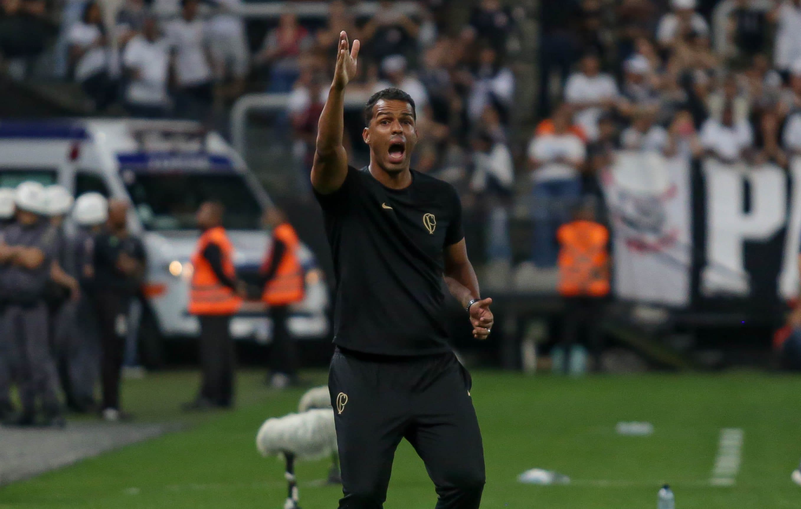 Fernando Lázaro, técnico do Corinthians