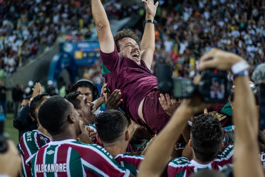 Diniz é festejado pelos jogadores no primeiro título pelo Fluminense