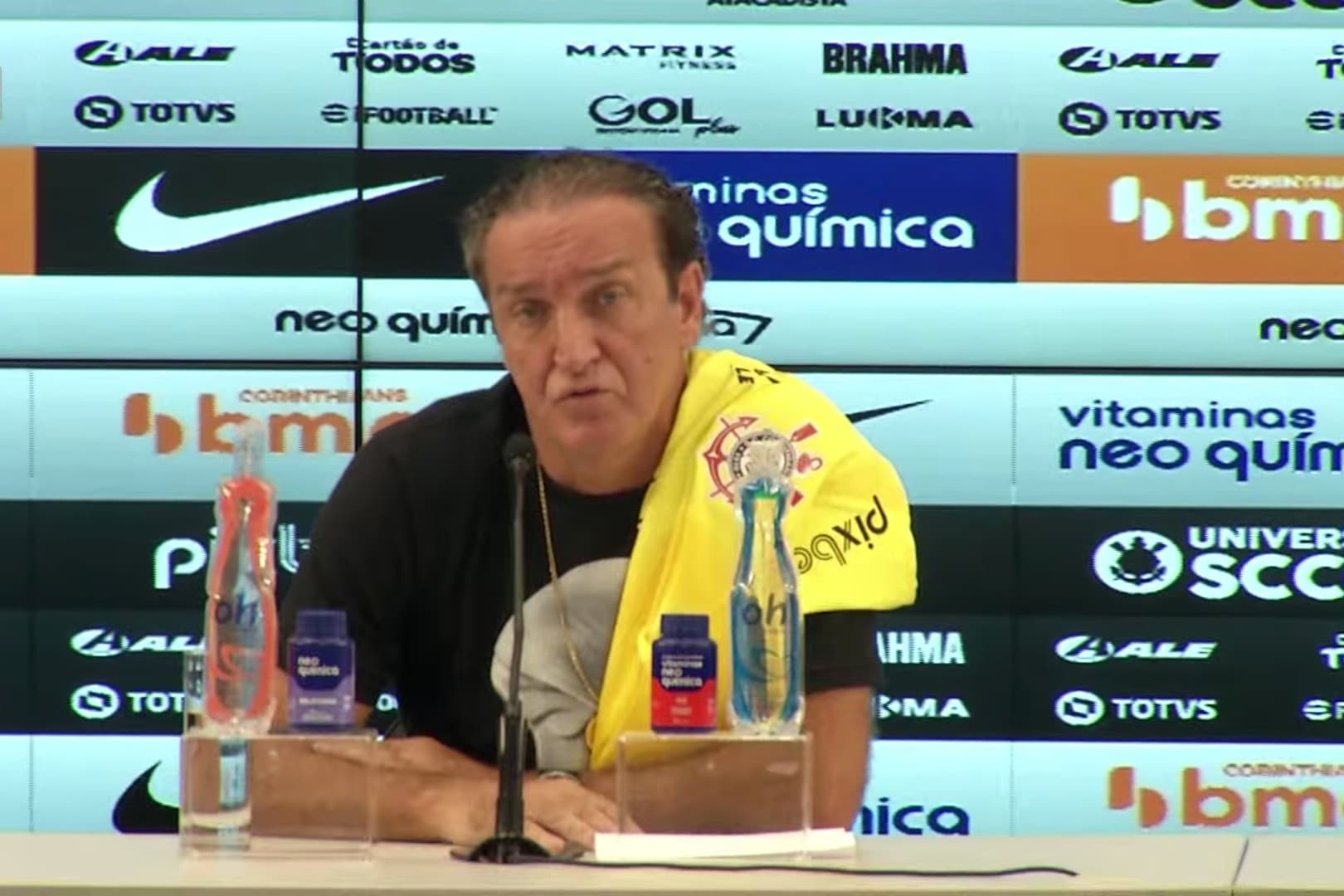 Cuca em coletiva de imprensa anunciando a saída do Corinthians
