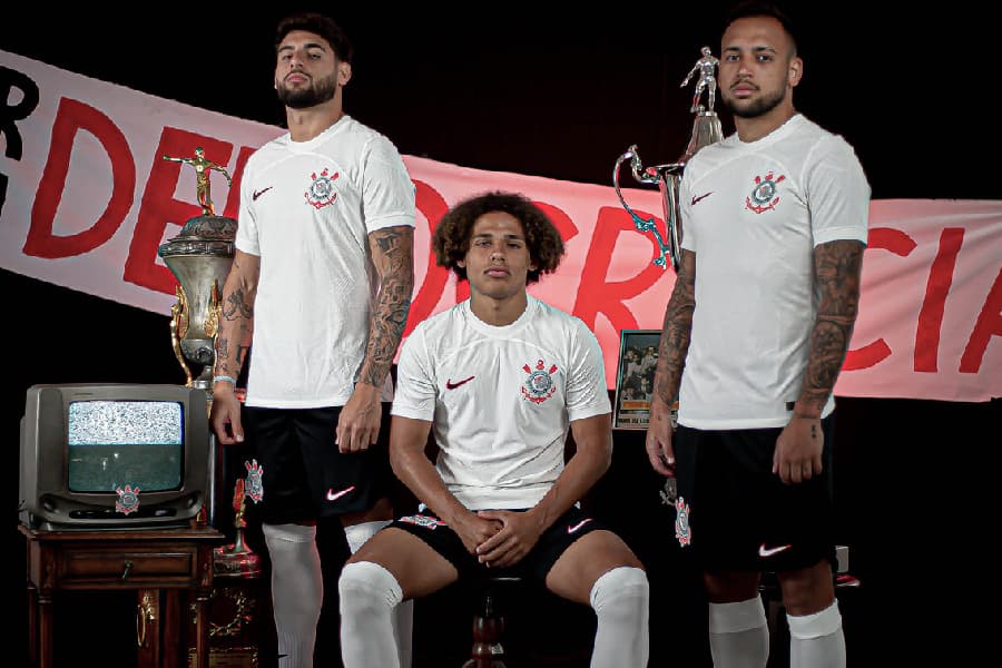 Camisa do Corinthians de 2023 homenageia Democracia Corinthiana