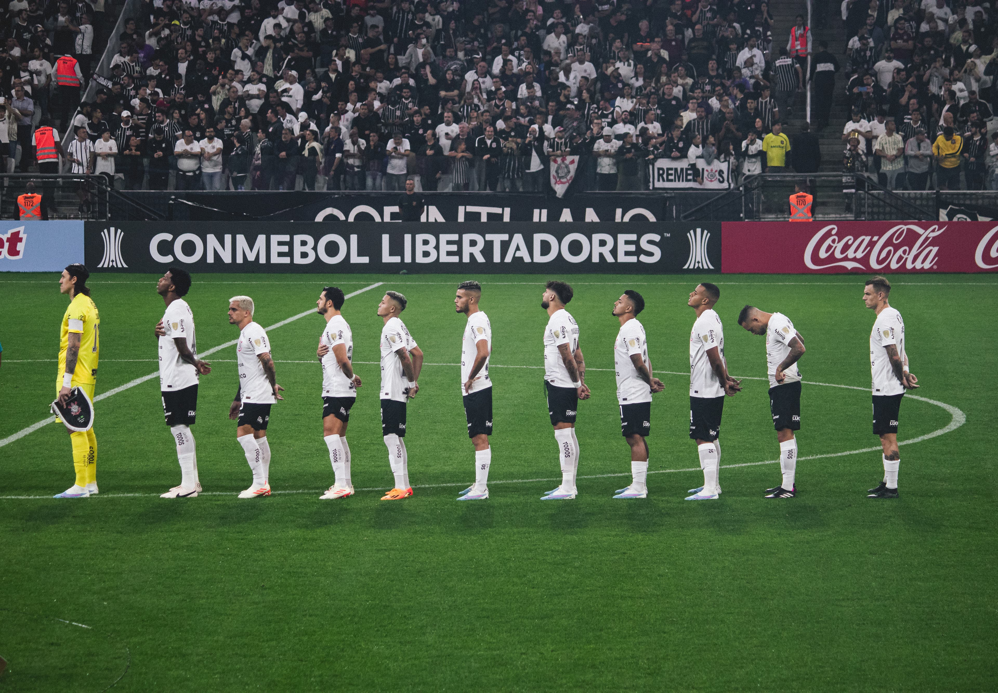 Jogadores do Corinthians perfilados antes do início do duelo contra o Independiente Del Valle, na Neo Química Arena