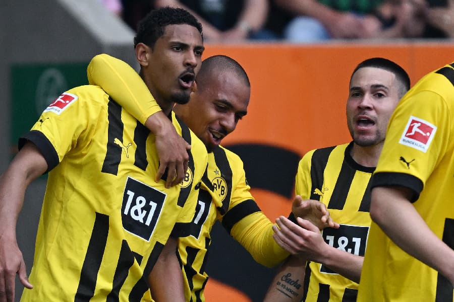Haller comemora um dos gols pelo Dortmund