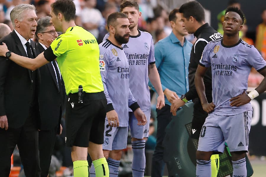 Ancelotti e jogadores durante paralisação do jogo do Real após caso de racismo