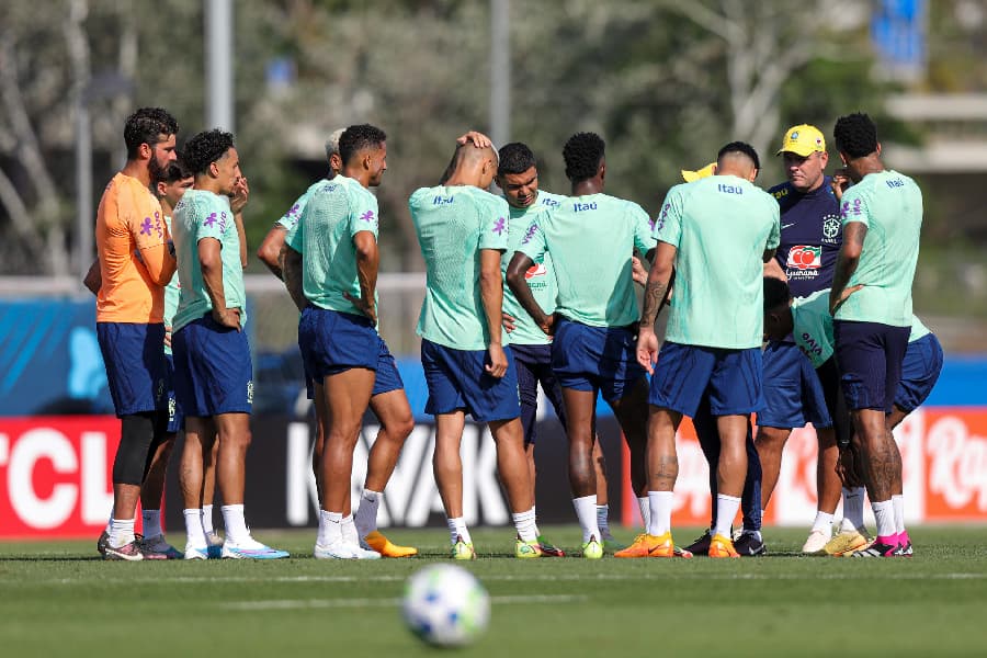 Ramon Menezes conversa com os 11 titulares