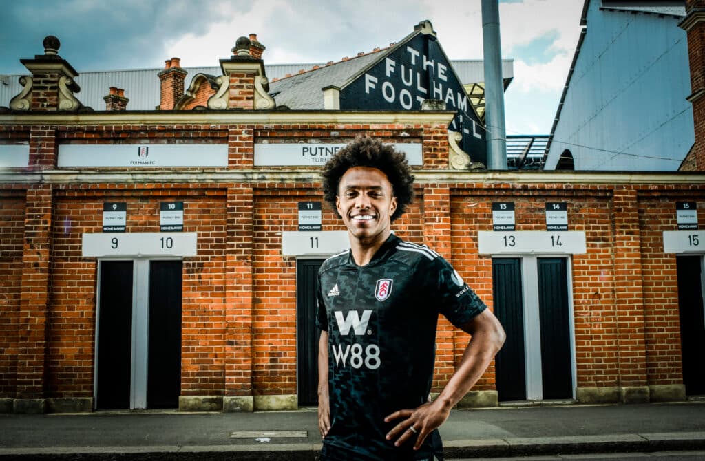 Willian, do Fulham, na fachada do Craven