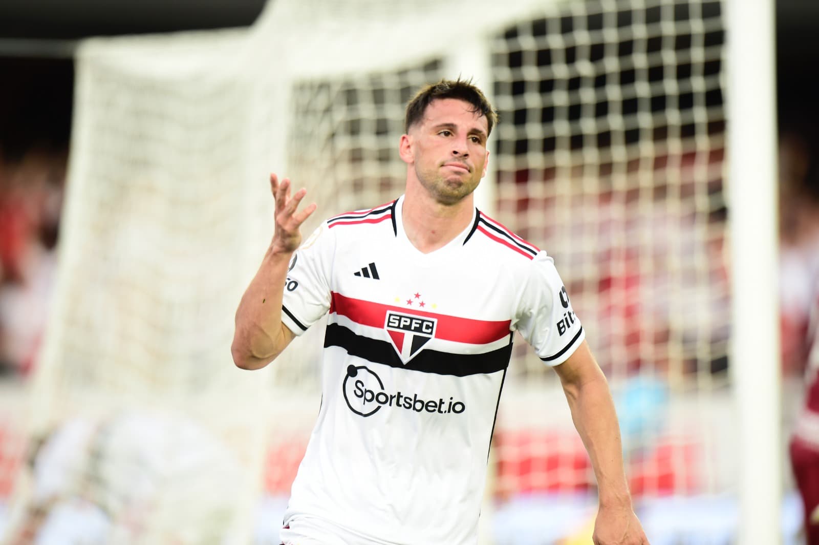 Calleri marca pelo São Paulo diante do Santos