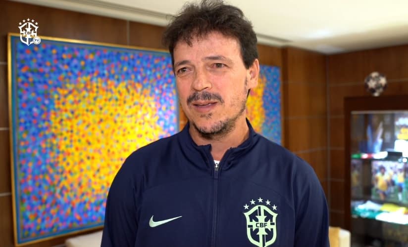 Fernando Diniz, já com o agasalho da seleção brasileira/CBF TV