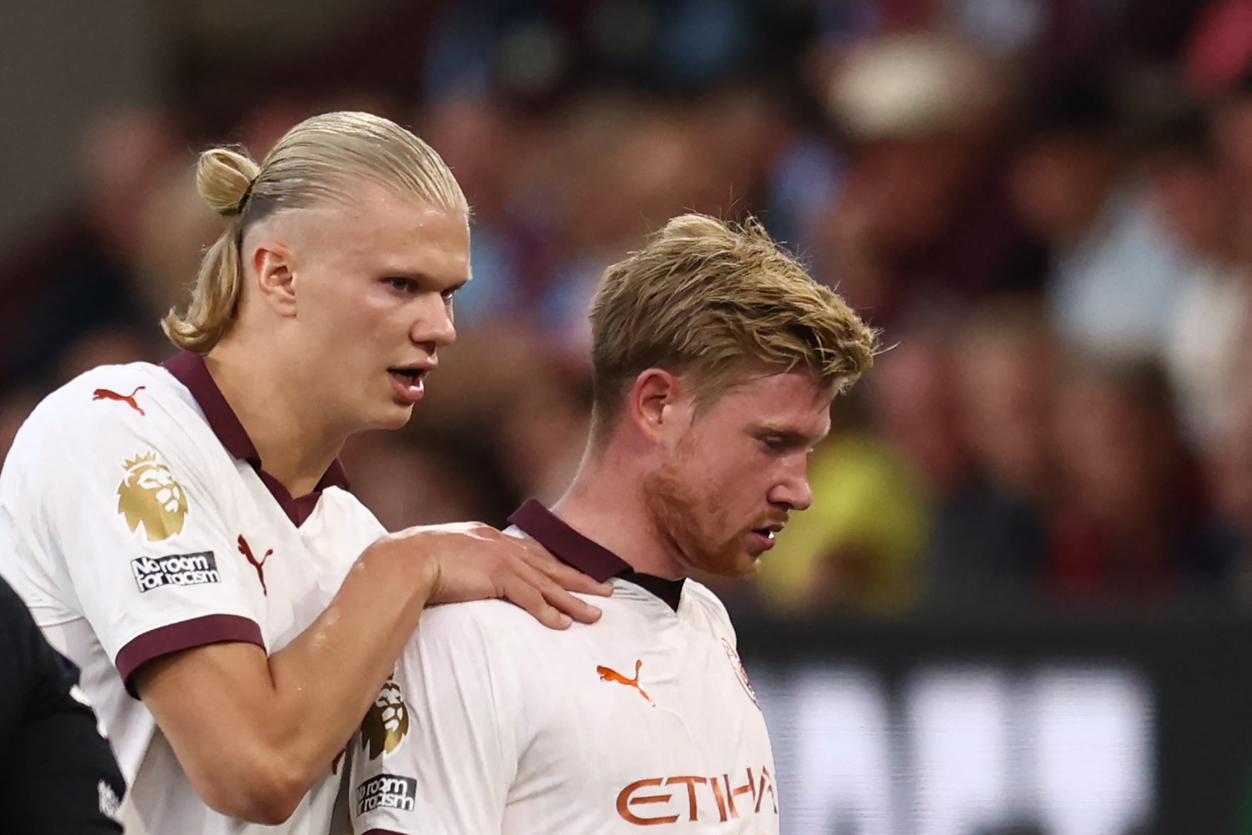 Haaland consola o lesionado De Bruyne na abertura da Premier League - Darren Staples/AFP