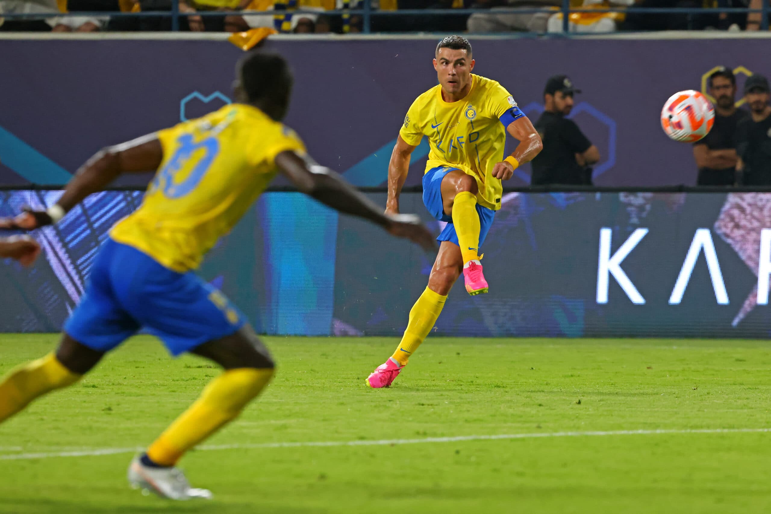Cristiano Ronaldo bate falta na derrota do Al-Nassr - Fayez NURELDINE / AFP)