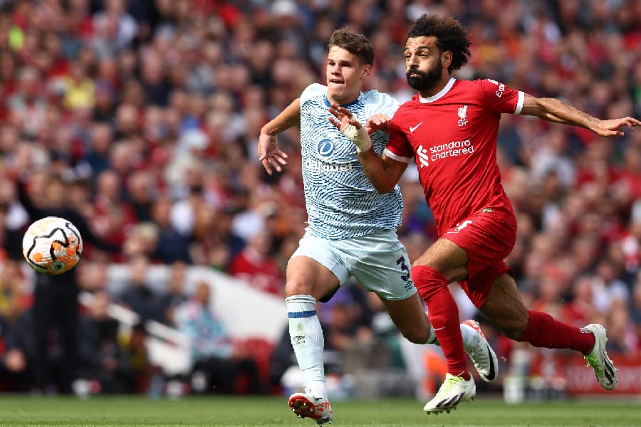 Salah, de unifrome vermelho, em atuação pelo Liverpool nesta temporada - Darrem Staples/AFP