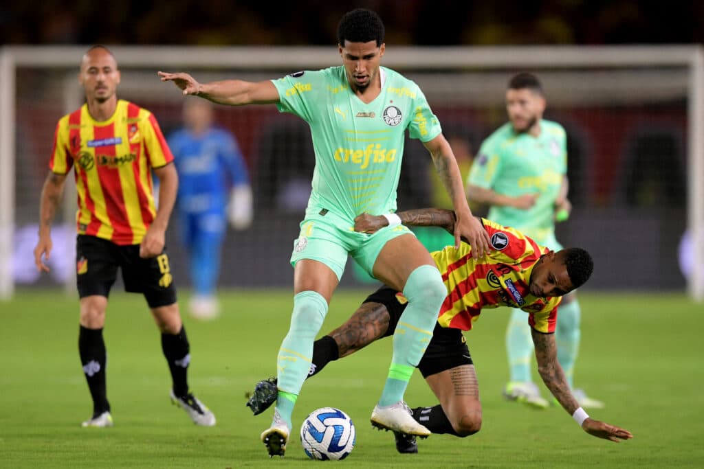 Zagueiro Murilo, do Palmeiras, em ação diante do Deportivo Pereira - Raul Arboleda / AFP)