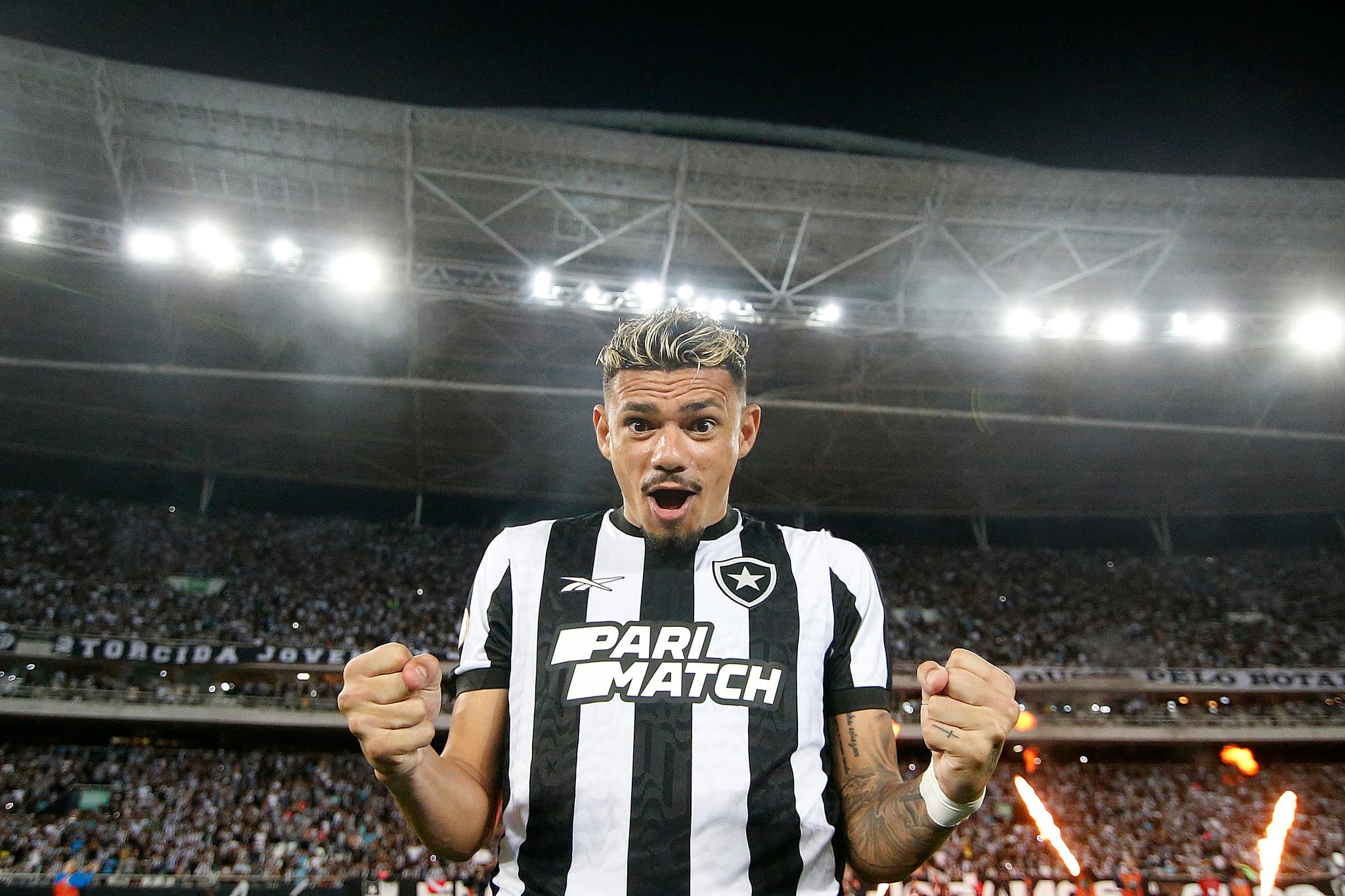 Botafogo anuncia retorno de Tiquinho Soares; relembre primeira passagem