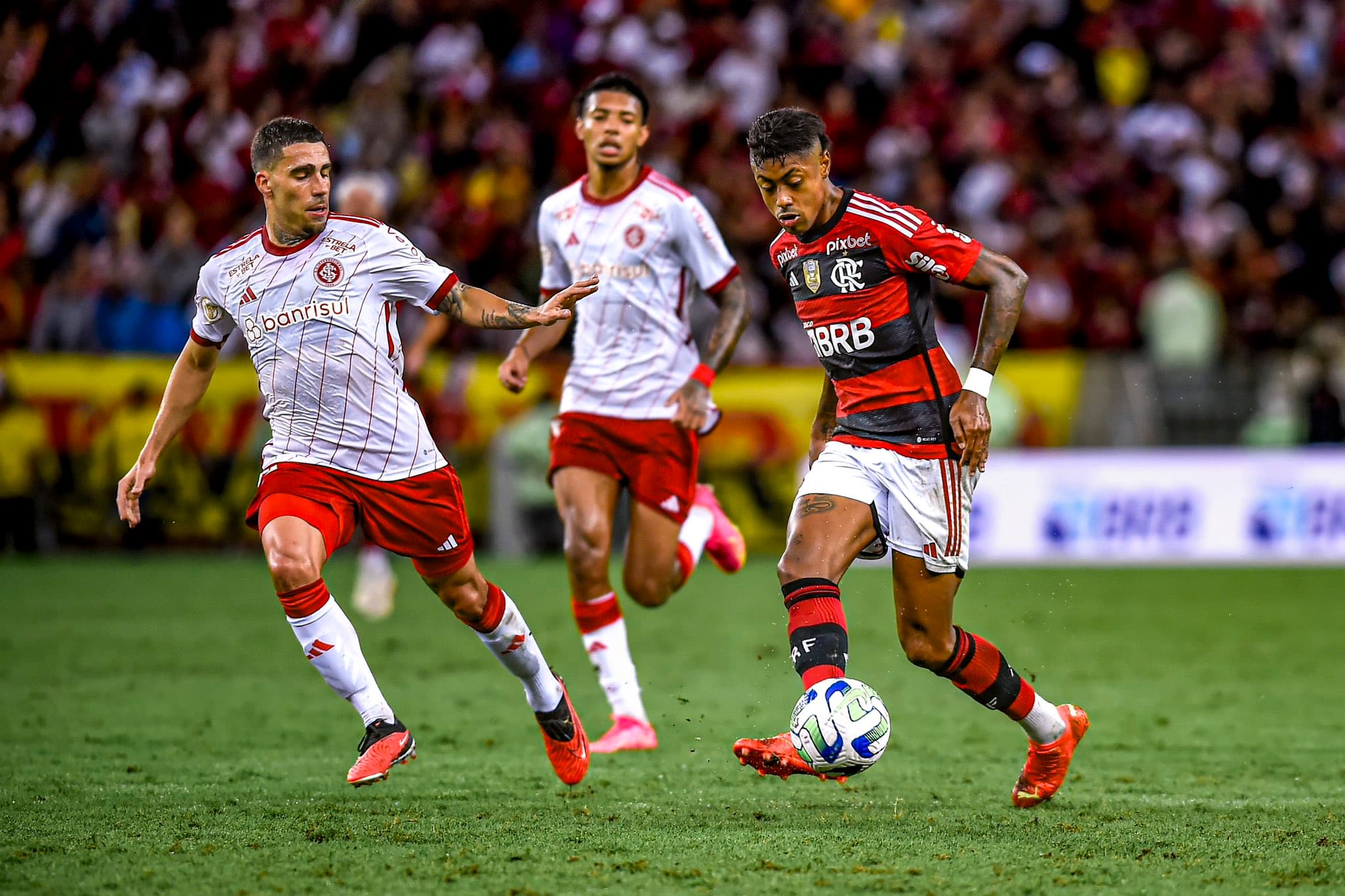 Flamengo segue oscilando e em má fase e fica no empate sem gols contra o Inter - Marcelo Cortes / CRF