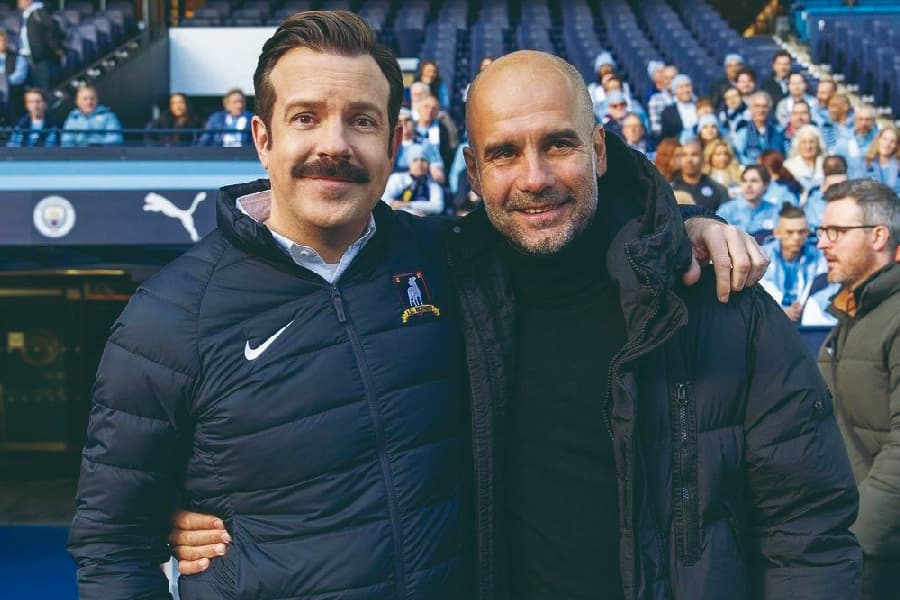 O personagem Ted Lasso (Jason Sudeikis) ao lado de Pep Guardiola, técnico do City - Divulgação/AFC Richmond
