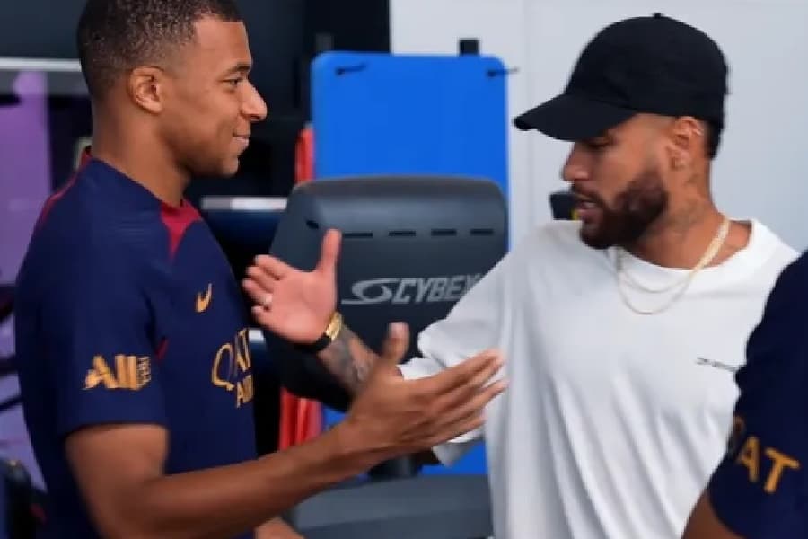 Mbappé cumprimenta Neymar na despedida do brasileiro no PSG - Divulgação