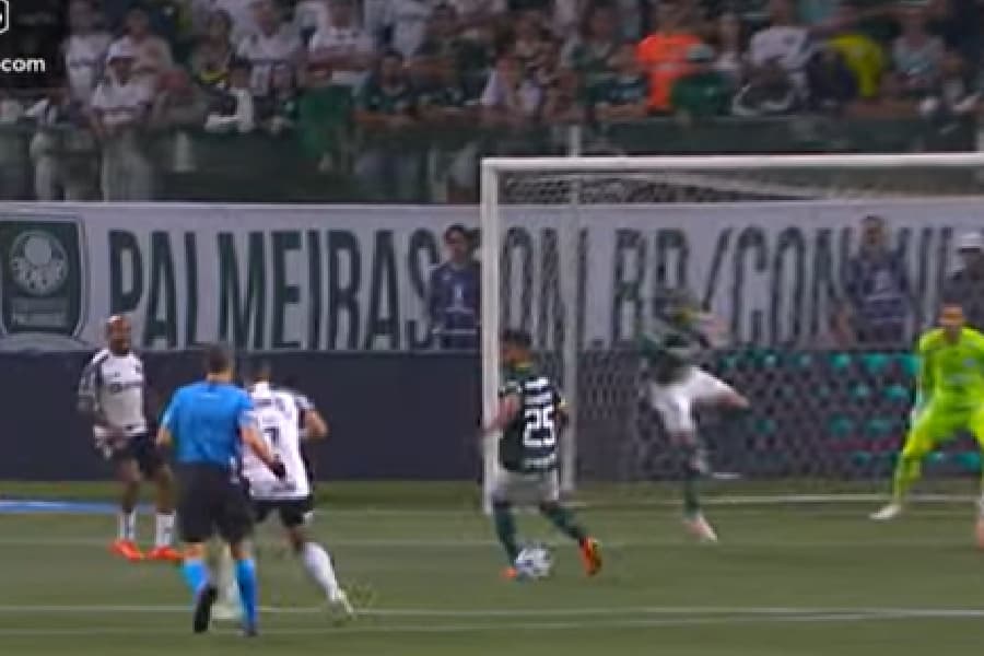 Lance envolvendo Gabriel Menino, do Palmeiras, diante do Atlético-MG - Conmebol/Reprodução