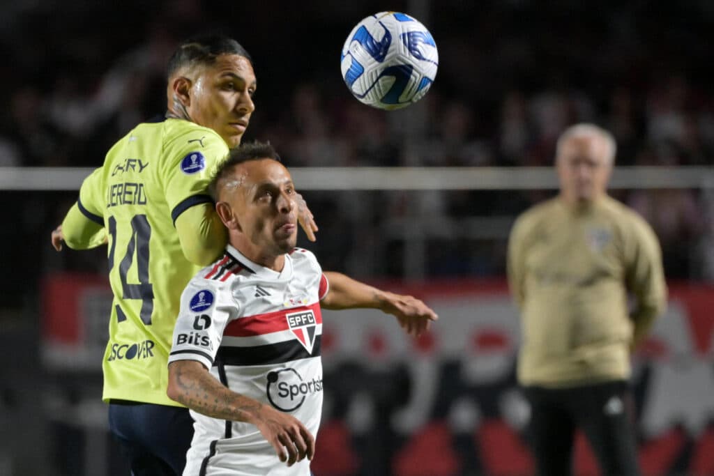 Paolo Guerrero e Rafinha em ação em LDU x São Paulo - Nelson Almeida/AFP