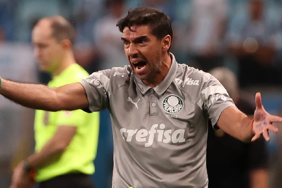 Abel Ferreira, treinador do Palmeiras, esbraveja à beira do campo - Cesar Greco/Palmeiras