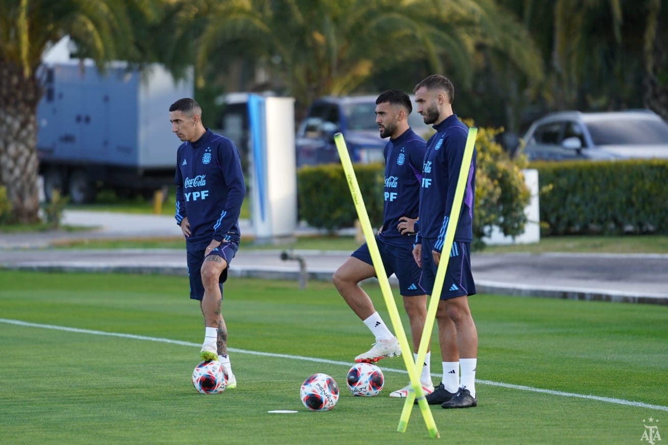 Atletas da Argentina com a bola da Penalty - @Argentina/Twitter