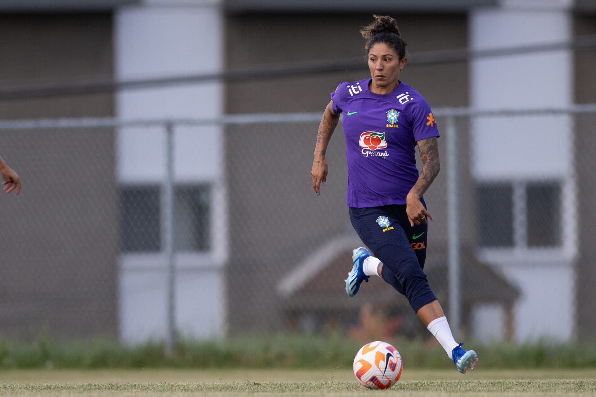 Cristiane durante treino da seleção feminina em Montreal - Leandro Lopes/CBF