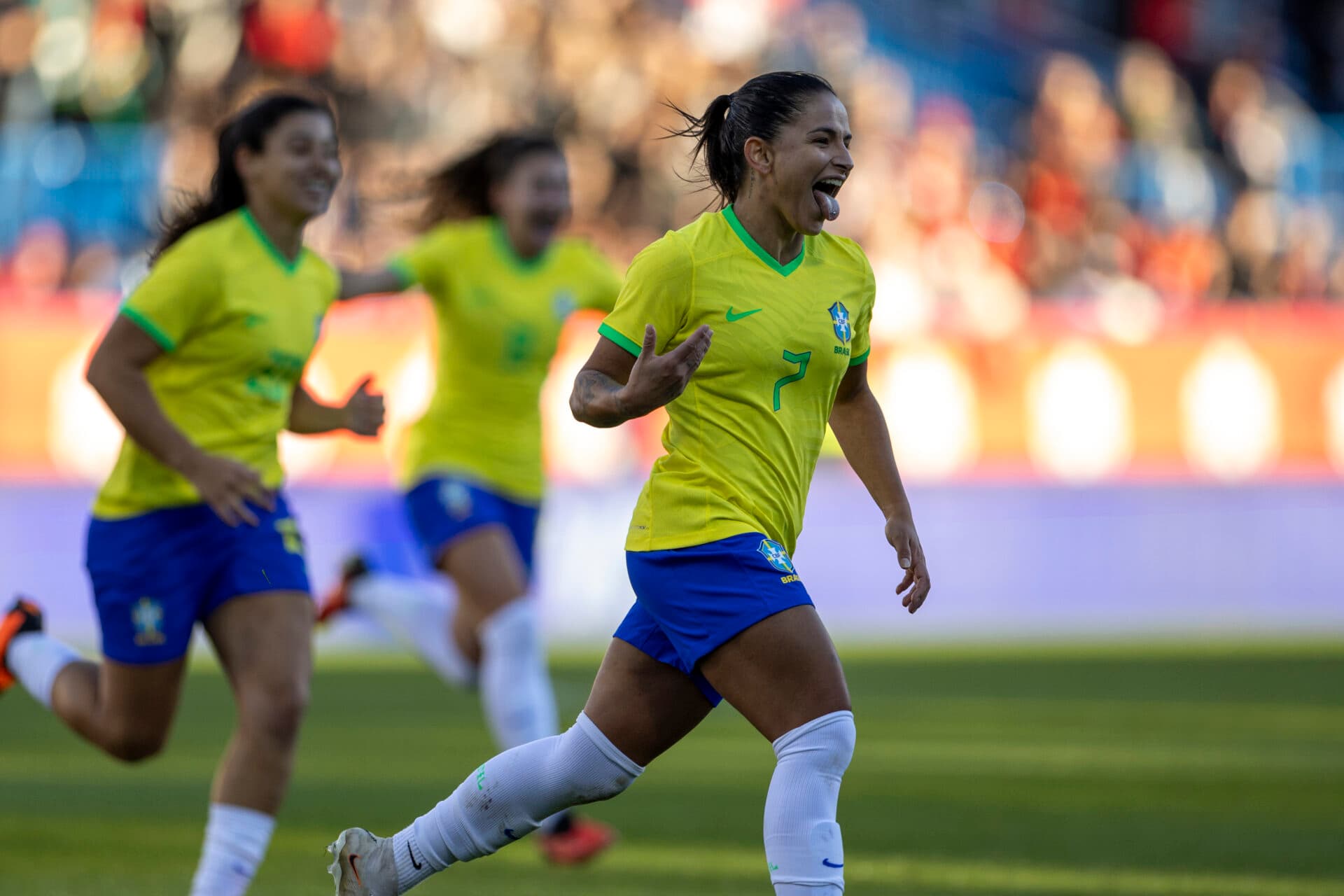 Debinha festeja gol da vitória nos minutos finais do amistoso contra o Canadá - Leandro Lopes/CBF