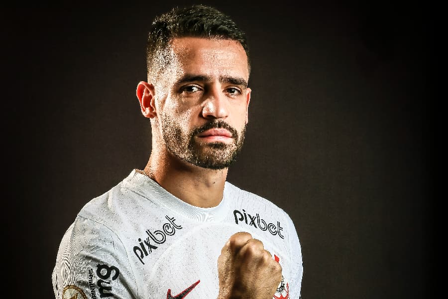 Aos 35 anos, meio-campista ainda tem futuro incerto para 2024 - Alexandre Battibugli/Placar