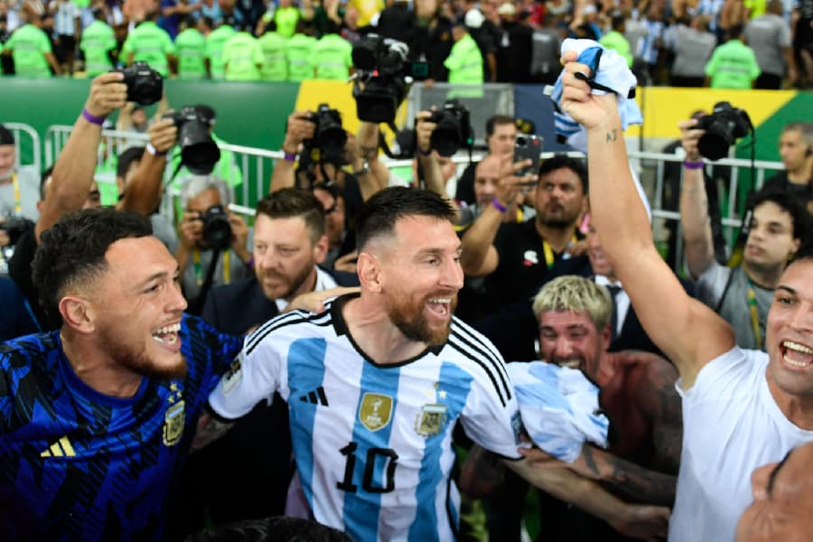 Messi celebra vitória com os fãs a quem defendeu antes de a bola rolar - Mauro Pimentel/AFP