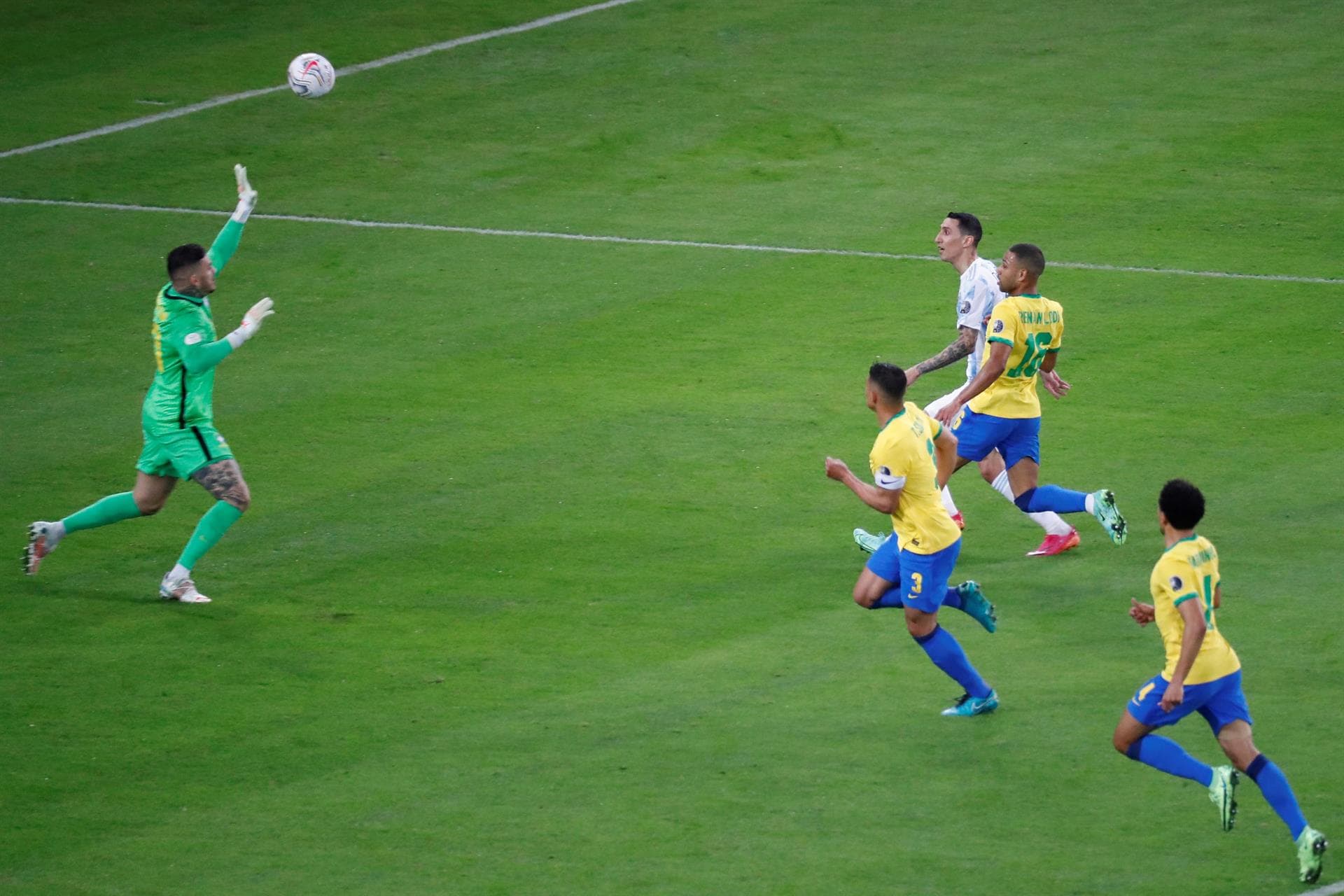 Di María brilhou com toque sutil no Maracanã há dois anos - Sebastiao Moreira/EFE