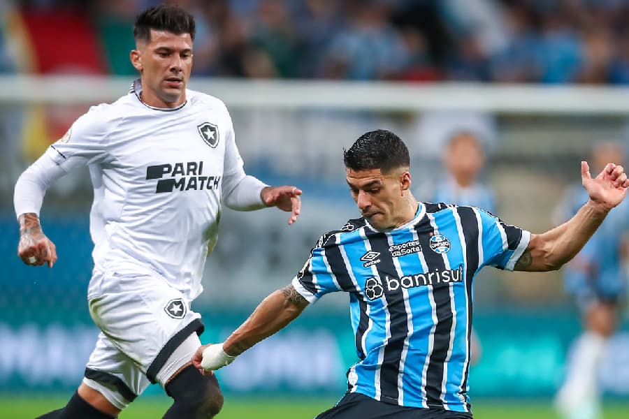 Suárez, do Grêmio x Cuesta, do Botafogo - Lucas Uebel/Grêmio FBPA