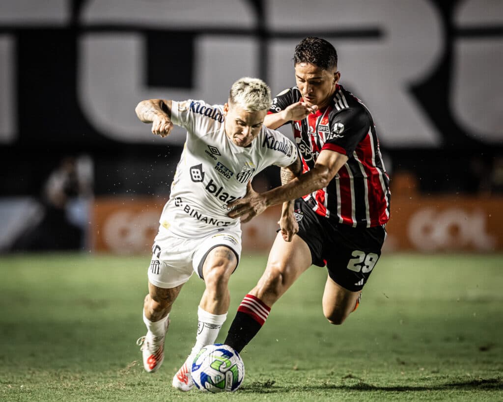 Soteldo e Pablo Maia em Santos x São Paulo - Raul Baretta/ Santos FC.